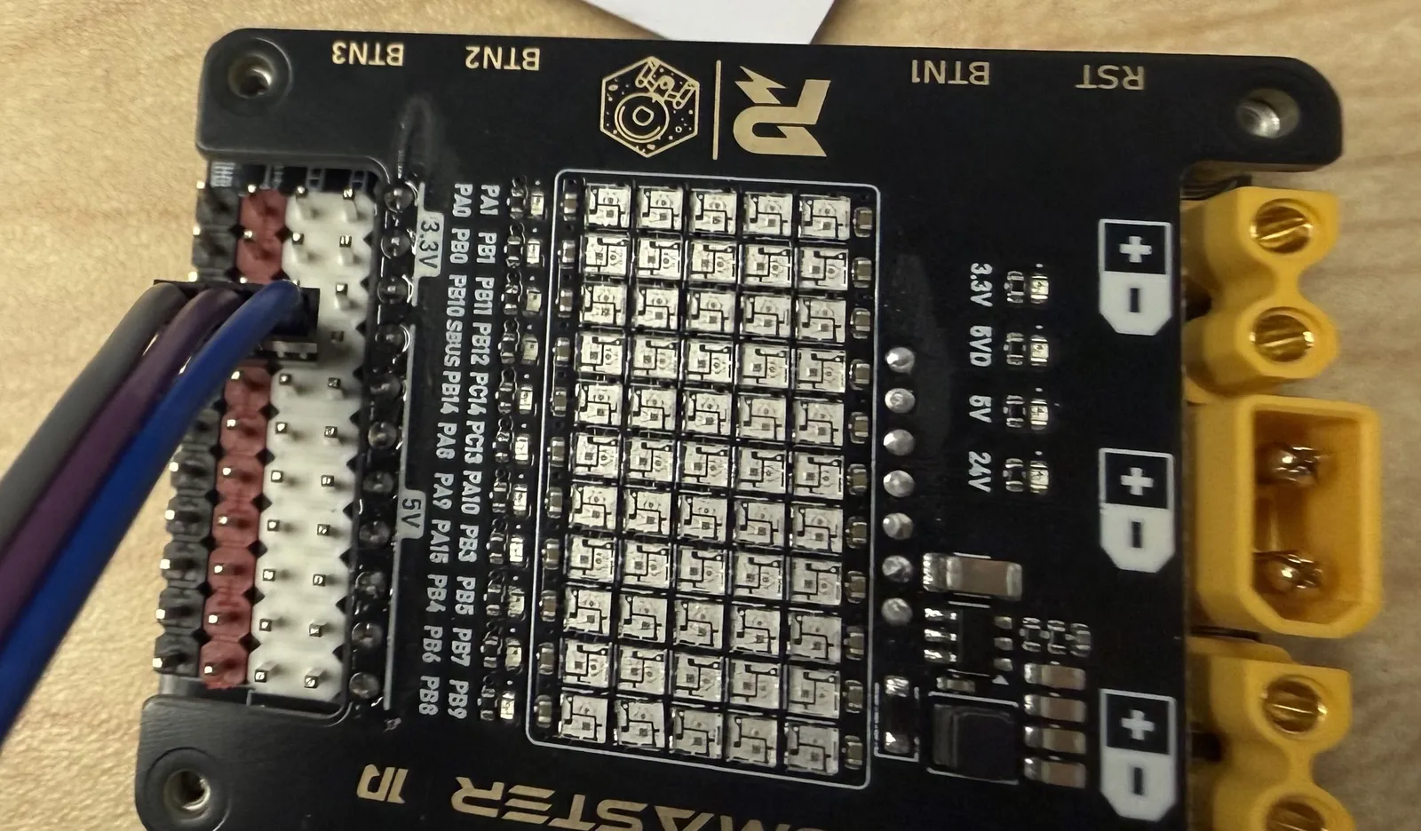 3pin 线连接 tutorial 开发板的另一视角